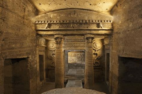  De Catacomben van Kom El Shoqafa: Een Reis Doorheen de Tijd en Mysterieuze Graven!