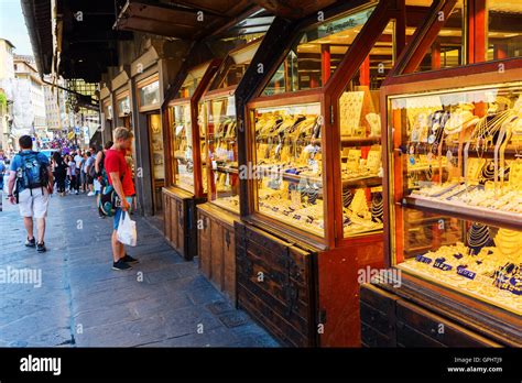  De Ponte Vecchio: Een Middeleeuws Juweel in Florence!